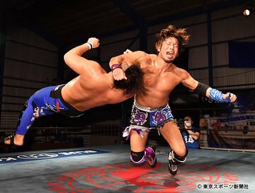  横須賀はラリアートで佐藤を仕留めた