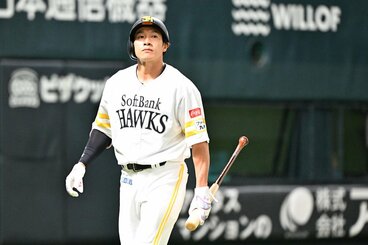 初回、好機で見逃し三振に倒れたソフトバンク・柳田