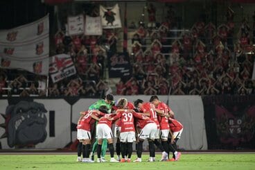 円陣を組む浦和の選手たち