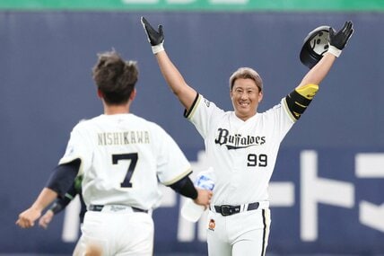 自らのサヨナラ二塁打で試合を決め、ヘルメットを投げ捨てて喜ぶオリックス・杉本裕太郎(右)