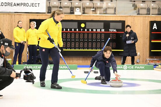 カーリングを体験した織田信成