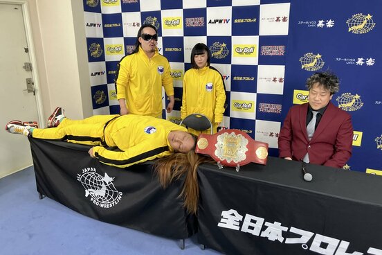 記者会見で机に横たわる黒潮TOKYOジャパン