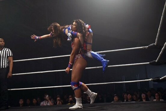 バンクーバー大会でJ-RODに担がれる荒井優希