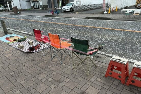 往路のゴール付近で場所取りをするファン
