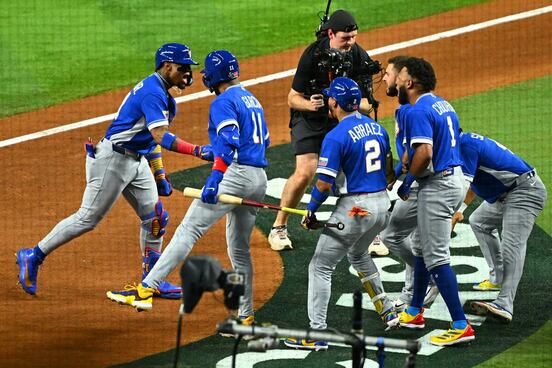 先制弾を放ったアクーニャ（左）