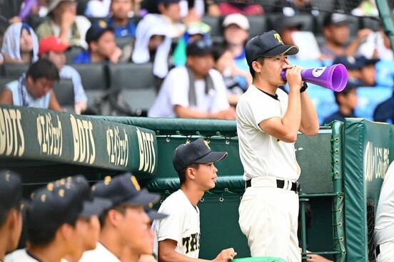 メガホンを使って指示を出す大社・石飛監督
