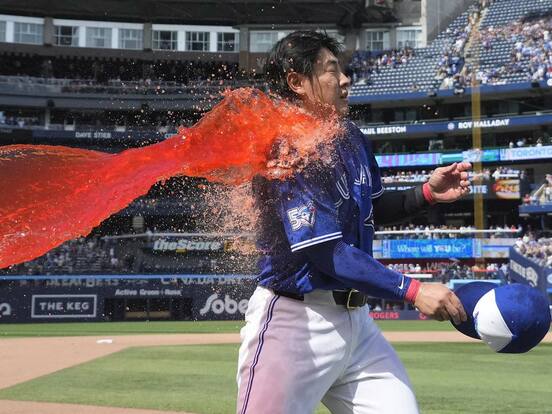 試合後、手荒い祝福を受ける岡本（ロイター)