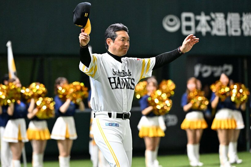 ファンの声援に応える小久保裕紀監督