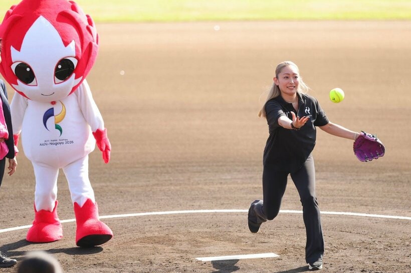 ソフトボール決勝で、始球式を任された安藤美姫さん(右)