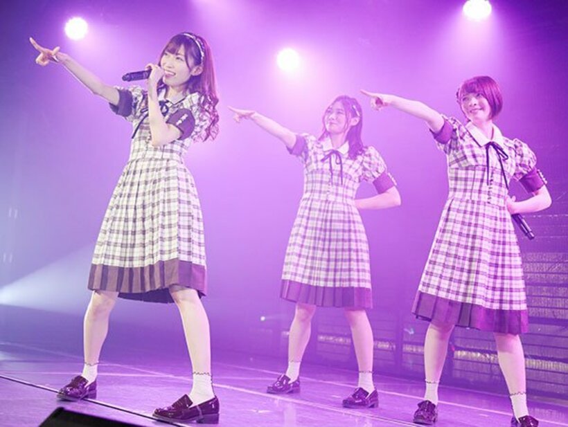  卒業公演を行った山口真帆（左）ら　（Ｃ）ＡＫＳ