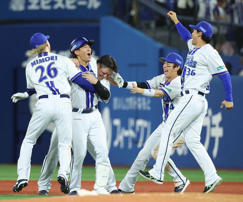 ９回二死からサヨナラ打を放ち、DeNAナインから祝福される宮下朝陽(左から２人目)
