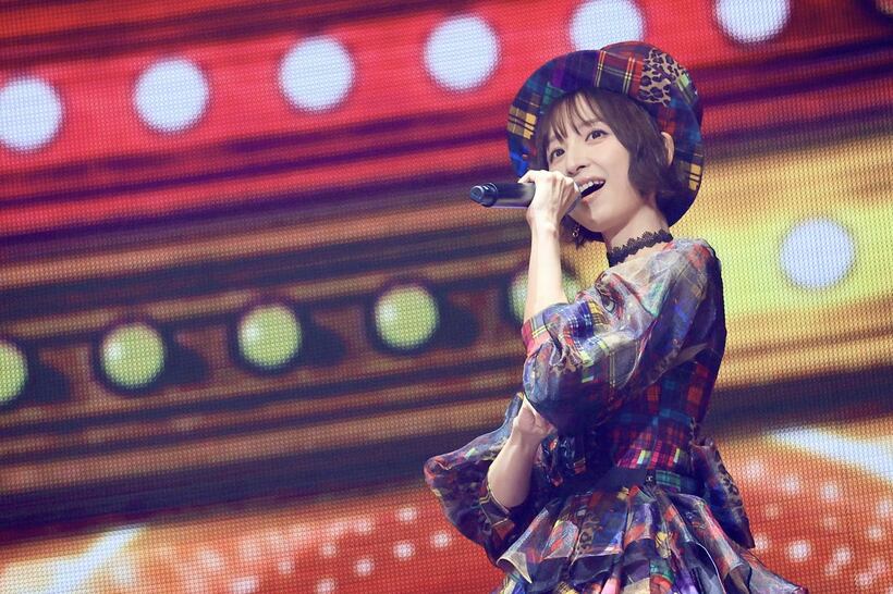 ＡＫＢ４８の２０周年コンサートに登場した篠田麻里子