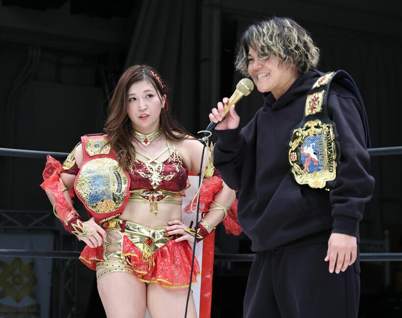 試合終了後、青野未来（左）に対戦要求するＣＨＩＡＫＩ