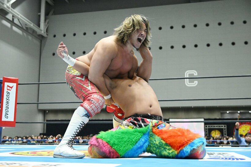高橋ヒロム(下)にドラゴンスリーパーを決める棚橋弘至