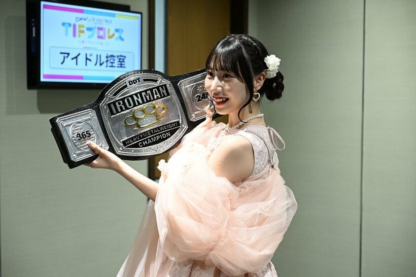TIFプロレスで、アイアンマンベルトを手に笑顔のNGT48の北澤百音