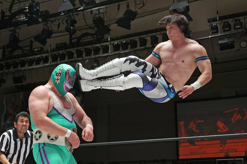 スーパー・ササダンゴ・マシンにドロップキックを放つ上野勇希