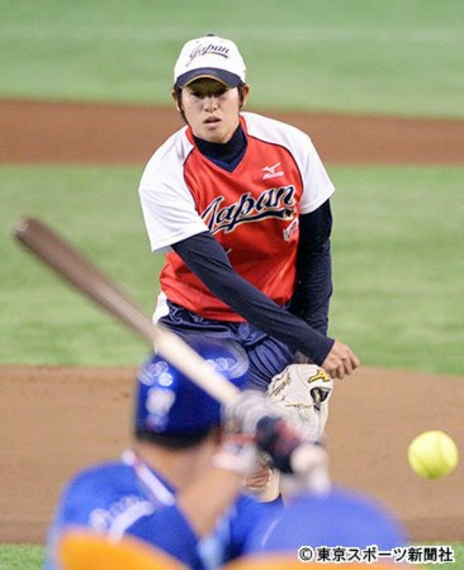 始球式を行った女子ソフトボール日本代表の上野由岐子