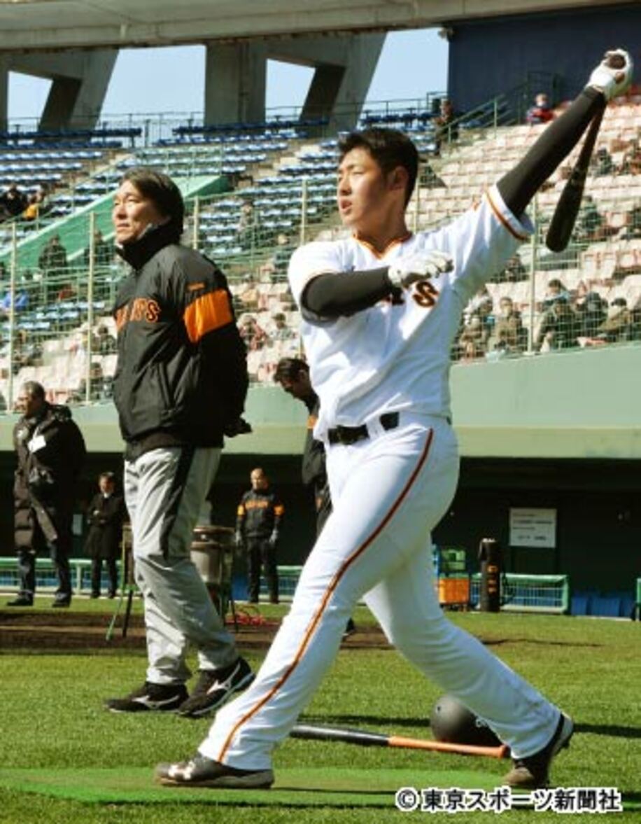 岡本（右）の打球を目で追う松井氏