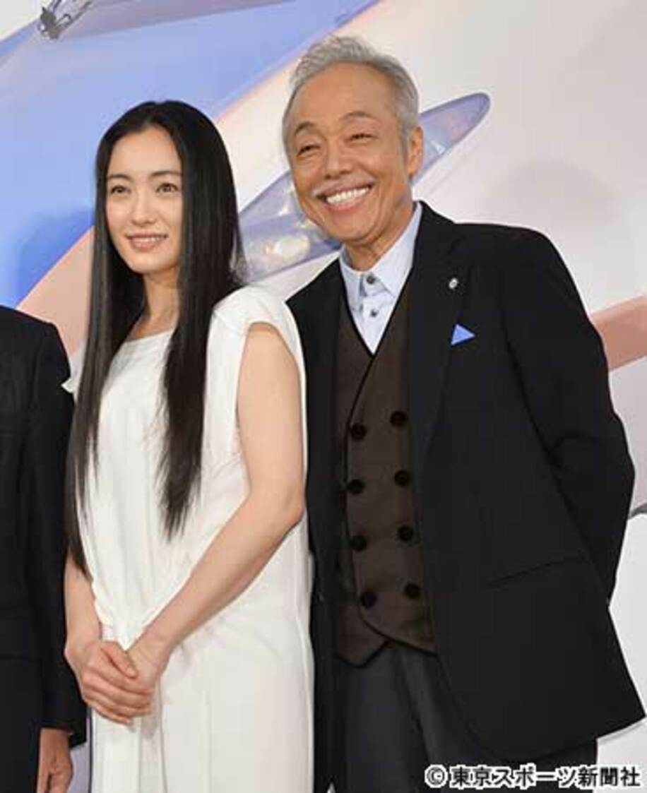JR西日本の新CM発表会に登場した仲間由紀恵（左）、谷村新司