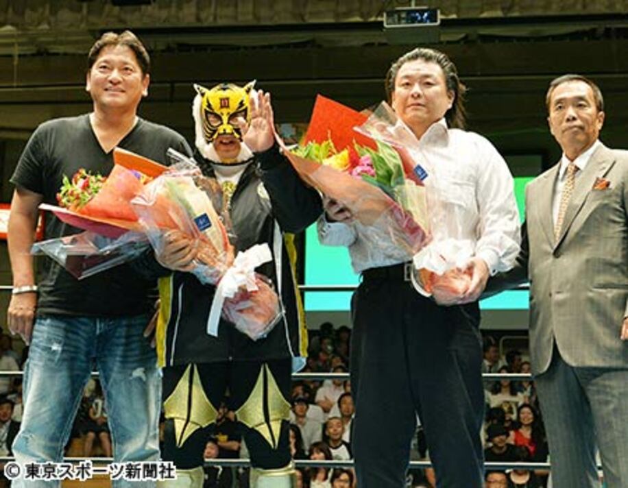 プロレス２戦目を発表した貴闘力。左から佐々木氏、初代タイガー、貴闘力、石井館長