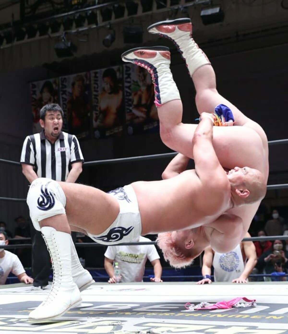DDT】KO―D王者の秋山準が男色ディーノとの異次元マッチを制す