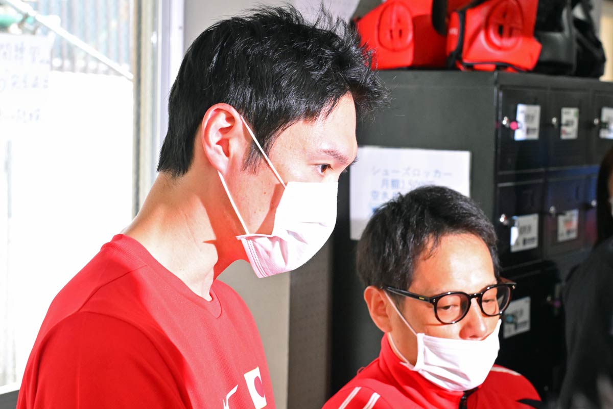 大橋ジムの鈴木康弘トレーナー（左）、北野良トレーナー