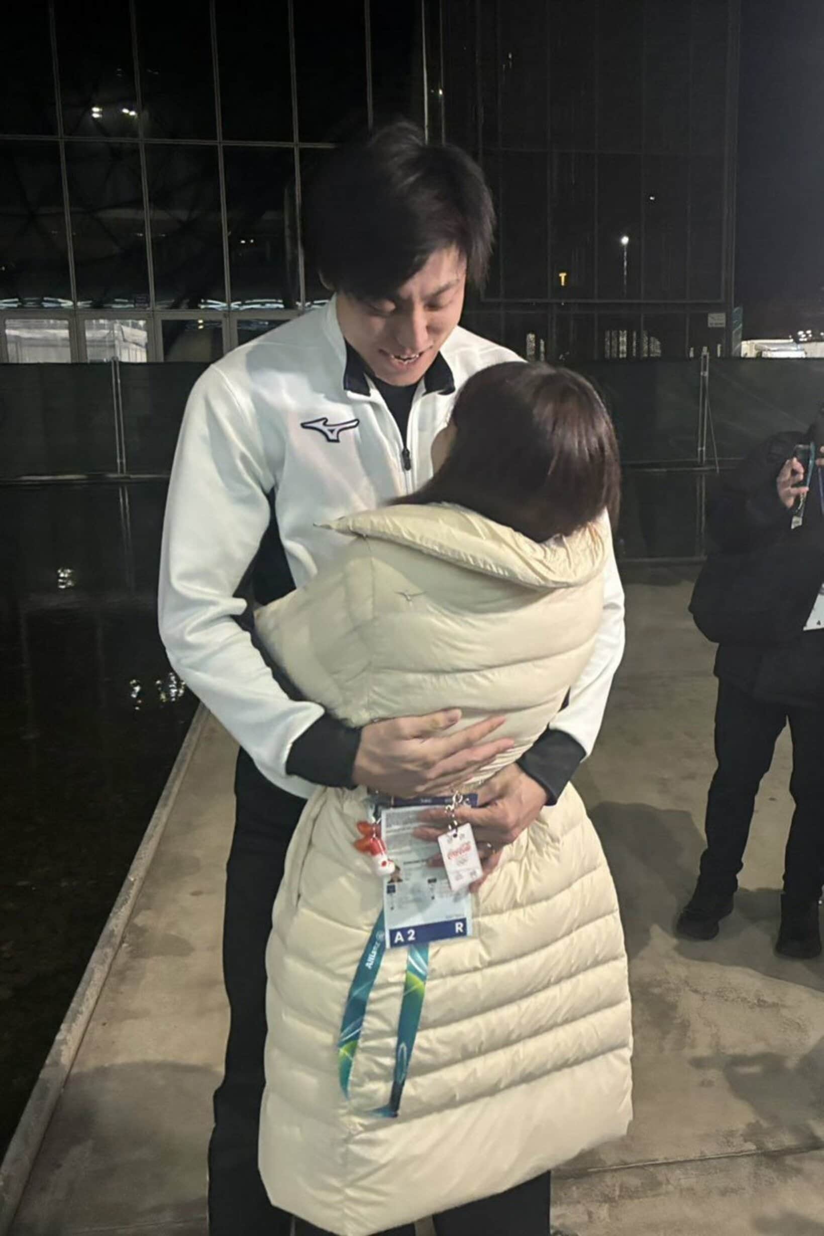 試合後の新濱立也(奥)と熱い抱擁を交わす妻の吉田夕梨花