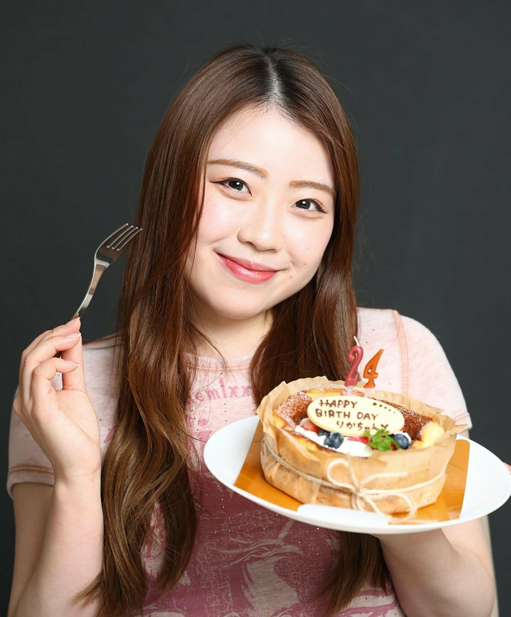 ケーキを手に笑顔の紀平梨花
