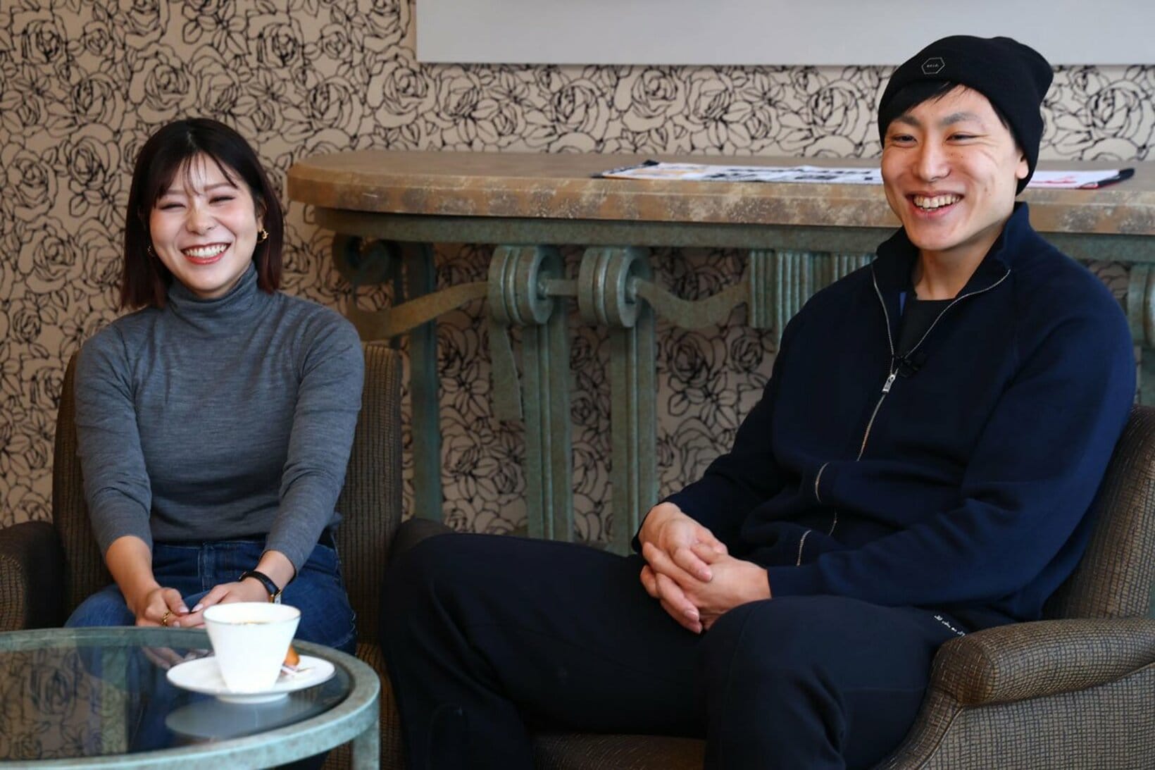 仲睦まじい新濱立也(右)と妻の吉田夕梨花