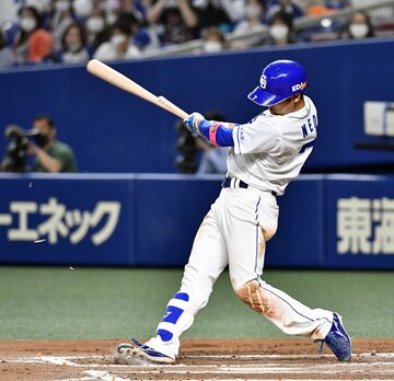  ７回一死、バットを折りながら右前打を放つ根尾