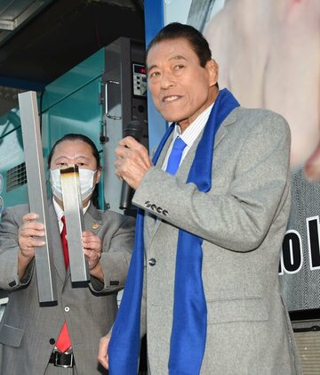  短くなったアルミニウムを見て、実験成功を喜ぶアントニオ猪木氏(右)