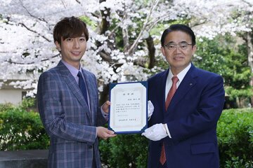  大村知事（右）から観光文化大使に任命された河合郁人