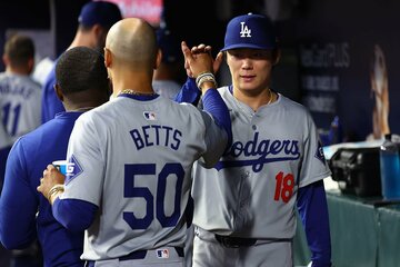 ベッツ(右)とハイタッチするドジャース・山本由伸