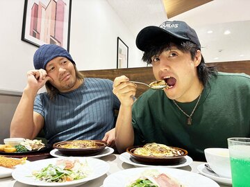 記者をまたもファミレスに招集した内藤哲也(左)と、新弟子のRYUSEI