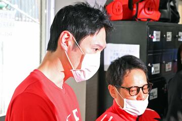 大橋ジムの鈴木康弘トレーナー（左）、北野良トレーナー
