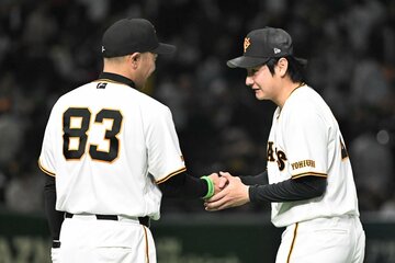 初勝利をあげた竹丸和幸（右）と握手する阿部監督