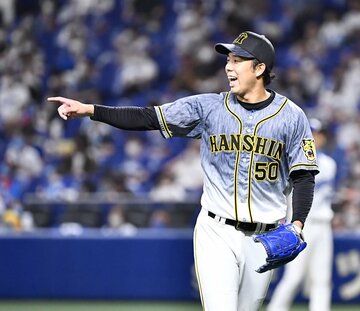  ６回のピンチを併殺で切り抜け、笑顔の阪神・青柳