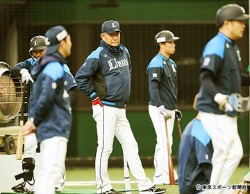  全体練習を見守る辻監督（中）