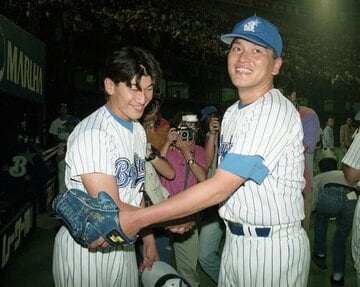  横浜を支えてきた功労者の三浦（左）と佐々木