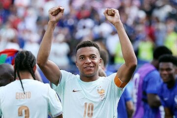 勝利を喜ぶエムバペ（ロイター）