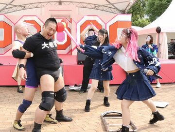  ラストアイドルの長月翠（右）にハンマーで攻撃される高木三四郎