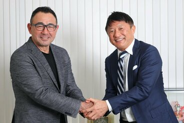 長谷川健太氏と武田修宏氏（右）