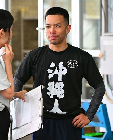 「沖縄人」Tシャツでアピールを忘れない上原健次郎