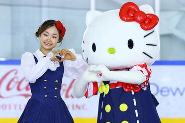 ハローキティと並ぶ島田麻央