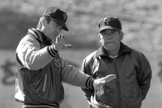 手のひらを動かしながら練習を見る長嶋さん。右は青田ヘッドコーチ（７９年）