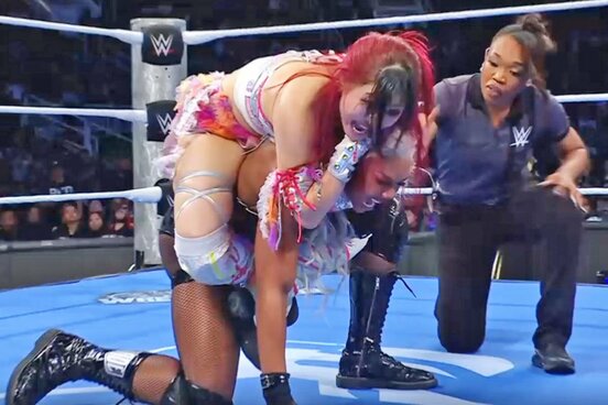 イヨ・スカイ(上)はMMA流のスリーパーホールドでジェイド・カーギルを追い詰めたが…（©AbemaTV, Inc.）