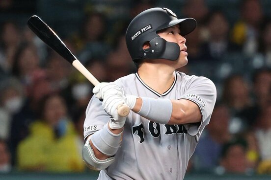 同点ソロを放った大城卓三