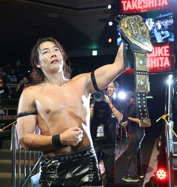 IWGP世界ヘビーのベルトを掲げる竹下幸之介