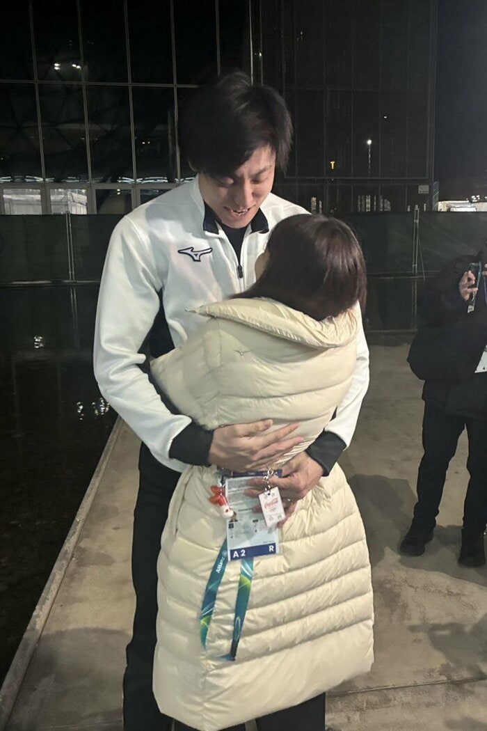 レース後の新濱立也(奥)と熱い抱擁を交わす吉田夕梨花