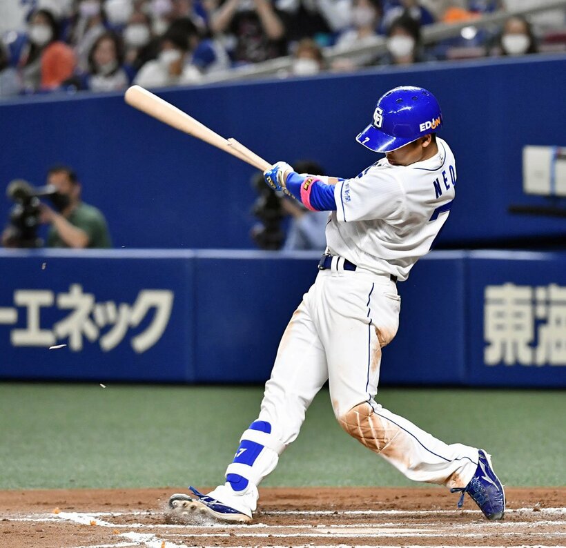  ７回一死、バットを折りながら右前打を放つ根尾